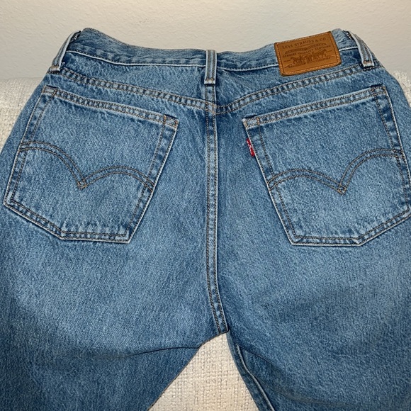 Levi’s Wedgie Fit Light Wash High Rise Jean - Picture 3 of 5